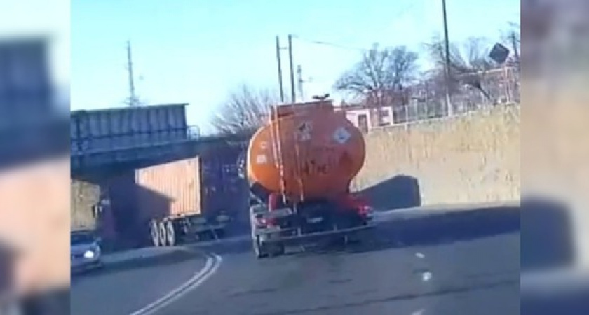 «Он мог упасть на остановку с людьми!» Новороссийцы обсуждают видео, как с фуры при повороте слетает контейнер