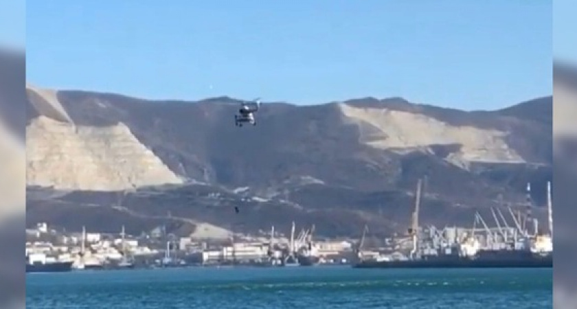 Новороссийцы сняли кружащий недалеко от «Кутузова» вертолет