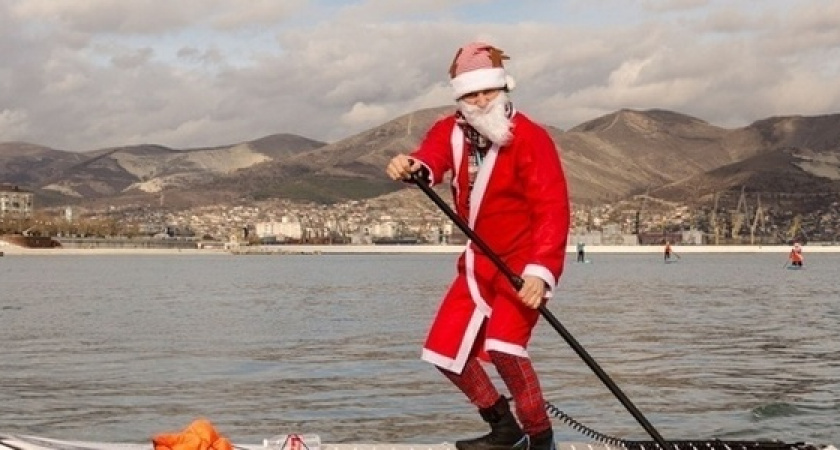 Деды Морозы и Снегурочки на SUP-досках устроили парад в бухте Новороссийска