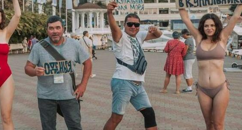 "Не ходи по городу в купальнике!": в Сочи активисты устроили акцию против раздетых туристов