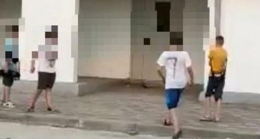 "Кидают в него камни, ругаются матом!": в Новороссийске дети устроили травлю на пожилого охранника паркинга