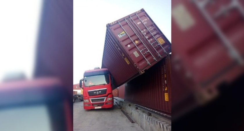 В Новороссийске ураганным ветром сдувает грузовые контейнеры (один из них упал на фуру)