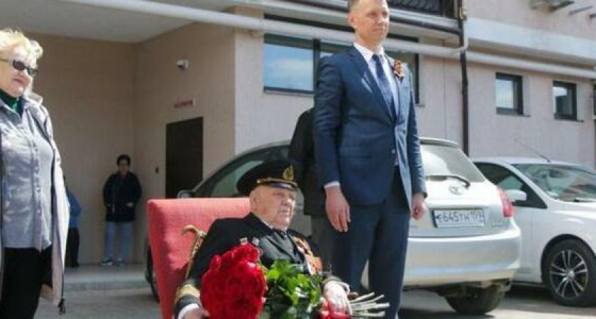 В Новороссийске парадный расчет прошел перед домом ветерана