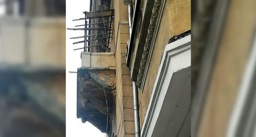 В центре Новороссийска осыпается фасад старого здания