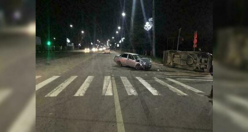 В Новороссийске «Крайслер» протаранил ВАЗ. В аварии пострадали молодой парень и девушка