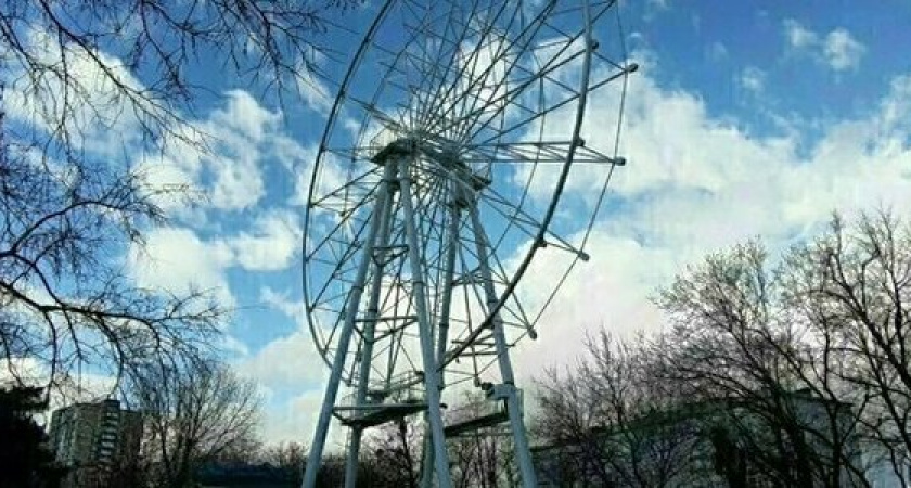 Сразу два аттракциона «Колесо обозрения» начали демонтировать в Новороссийске