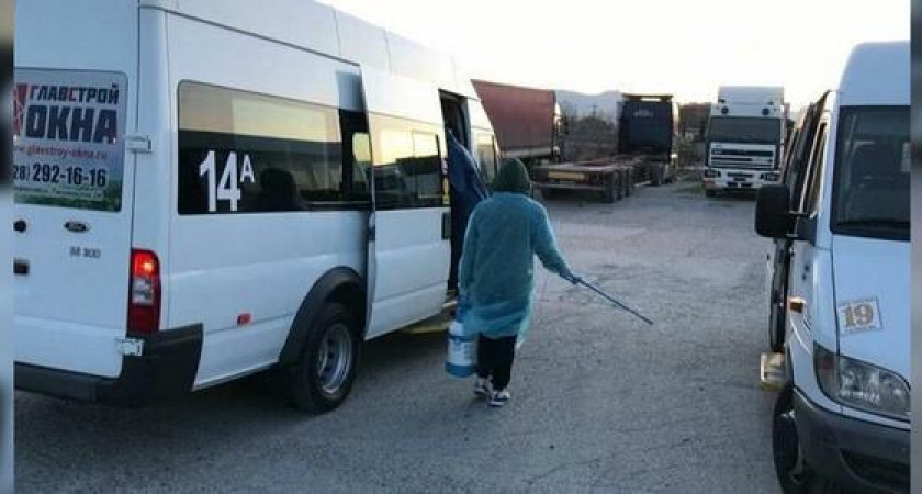 Появились фото и видео, как в Новороссийске дезинфицируют общественный транспорт