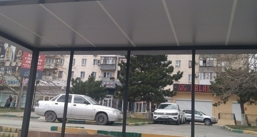 Табло с маршрутами, Wi-Fi и USB- зарядки: в Новороссийске начали устанавливать фирменные остановки