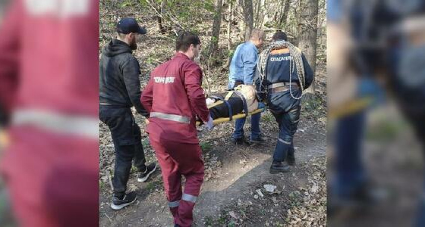 В пригороде Новороссийска женщина вышла на прогулку с собакой и упала в обрыв