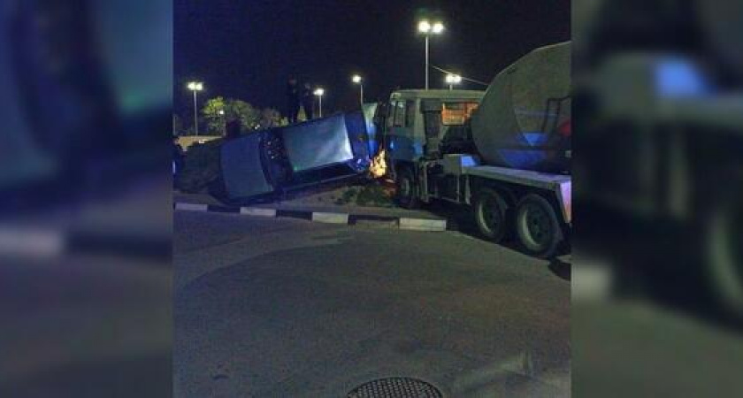 В Новороссийске водитель бетономешалки протаранил легковушку и скрылся