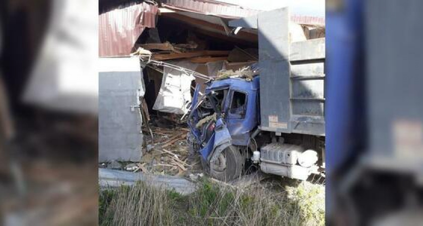 Снесло стену и часть крыши. Как выглядит новороссийский дом, в который на полном ходу врезался КамАЗ (фото)