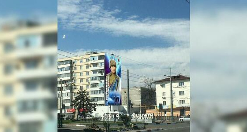 Художники начали рисовать портрет Цезаря Куникова на фасаде новороссийской многоэтажки