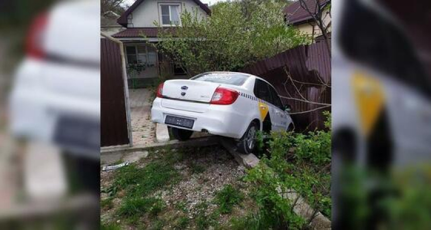 «Максимально близкая подача машины к дому». В Новороссийске автомобиль такси протаранил забор