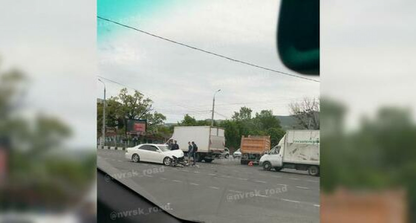 В Новороссийске на Кирилловском повороте столкнулись грузовик и легковушка (видео с места ДТП)