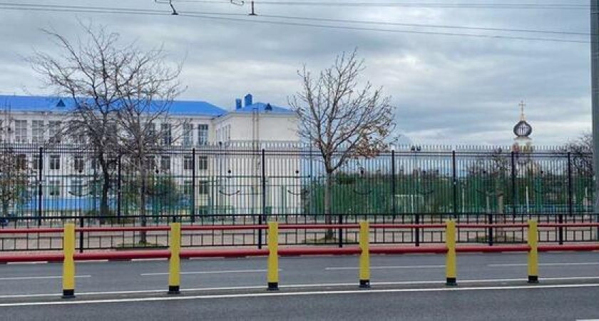 "Зачем этот пестрый забор посреди дороги?": новороссийцы не понимают смысла в новом ограждении на проспекте Ленина