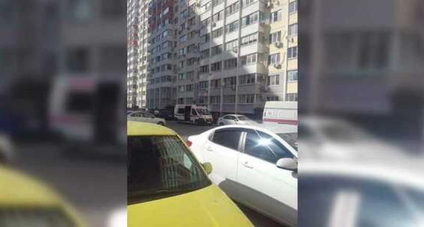 В Новороссийске на козырьке подъезда обнаружили тело мужчины