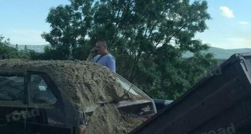 «Самозасыпался». В Новороссийске во время ДТП на легковушку высыпался песок из собственного прицепа (фото очевидцев)