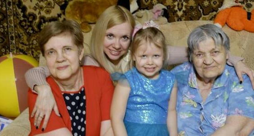 Кому-то в подарок духи "Красная Москва", а кому-то - кукла Эльза: четыре поколения новороссиек одной семьи рассказали, как отмечали 8 Марта в разные годы