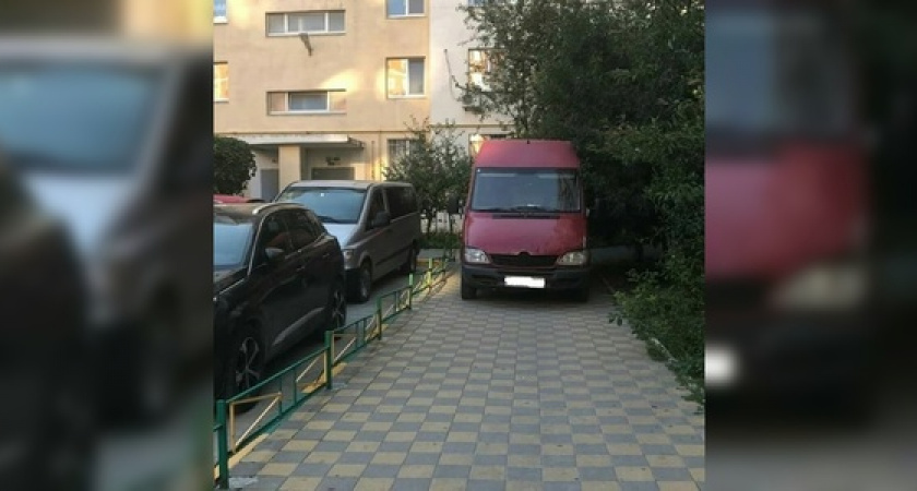 «Когда люди научатся думать не только о себе»: жителей Новороссийска возмутил водитель, припарковавшийся на тротуаре