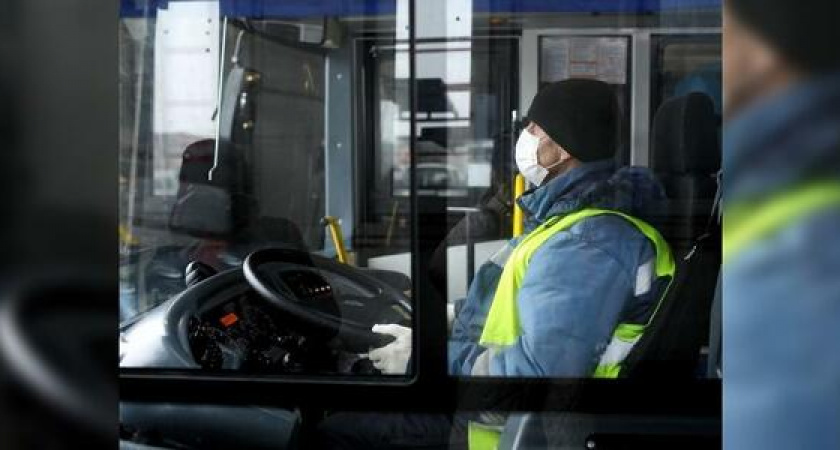 Новороссийских маршрутчиков обязали носить маски во время работы