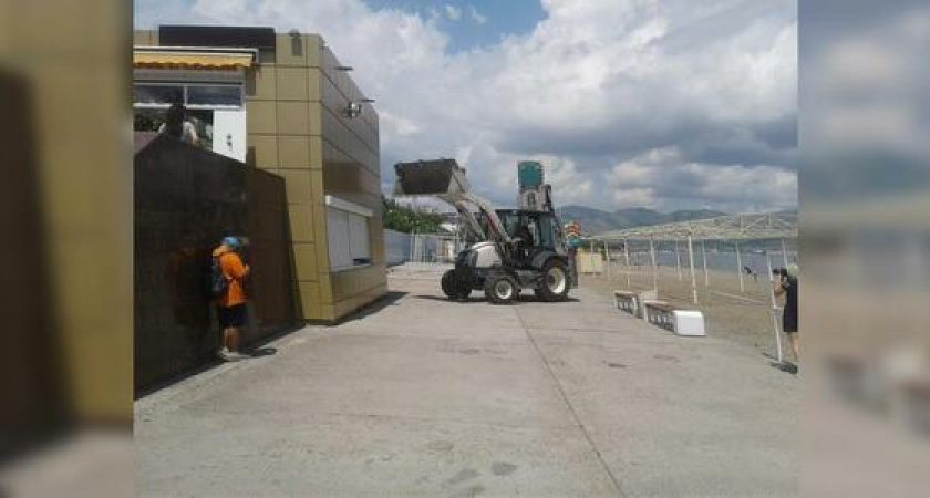 В Новороссийске с пляжа «Нептун» убрали павильон по продаже шаурмы: фото сноса