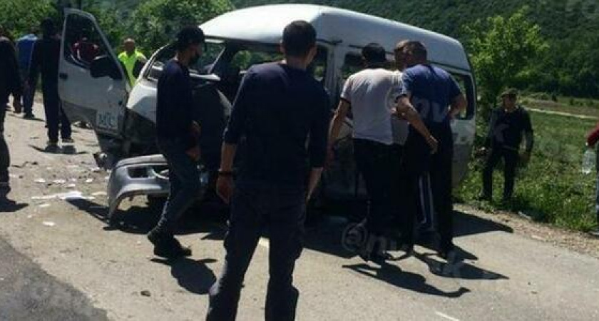 Двое погибли, семеро пострадали. Очевидцы сняли на видео последствия страшного ДТП с вахтовым автобусом в Крымском районе