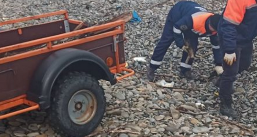 Новороссийские спасатели собрали около трех кубов мусора на Суджукской косе