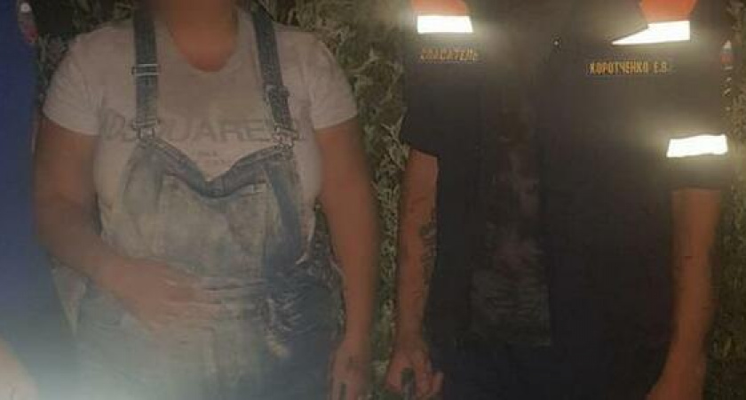 Новороссийские спасатели вытащили девушку из оврага