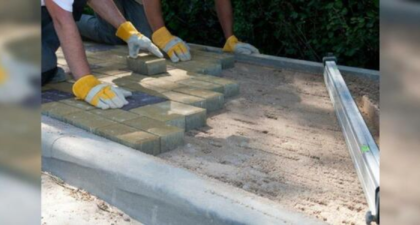 Власти Новороссийска потратят около 2 миллионов рублей на закупку поребрика и тротуарной плитки