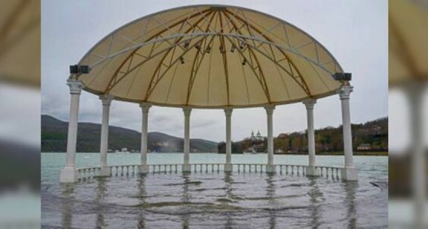 Озеро Абрау вышло из берегов из-за проливных дождей