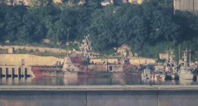 Украинский корабль "Донбасс" отбуксировали в порт Новороссийска: фото