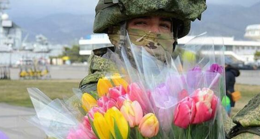 Десантники с цветами и шариками вышли на набережную Новороссийска