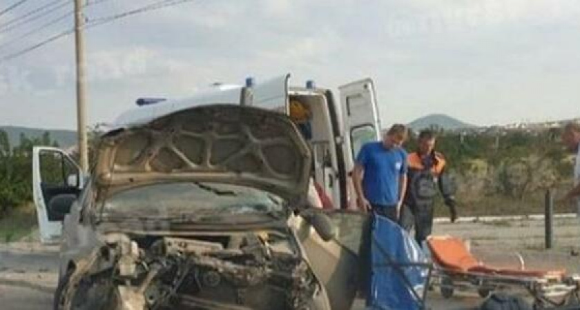 Легковушка протаранила отбойник: очевидцы опубликовали фото с места ДТП под Новороссийском