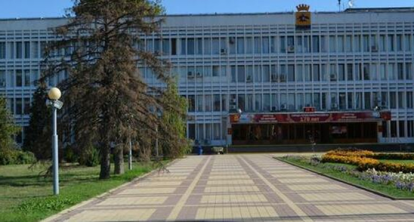 Власти Новороссийска потратят почти 5 миллионов рублей на систему автоматического полива сквера перед зданием администрации