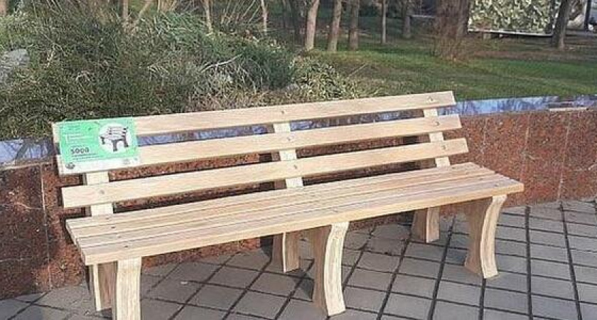 В парке Фрунзе установили эко-скамейку, изготовленную из 5000 полиэтиленовых пакетов