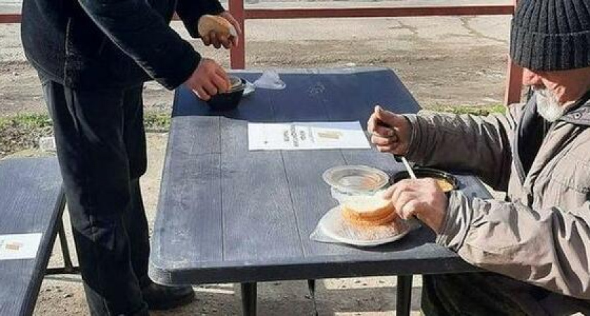 В Новороссийске «Добрый автобус» будет возить горячие обеды для бездомных в пригород
