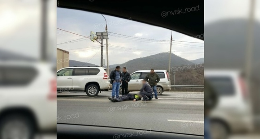 Сотрудник Госавтодорнадзора попал под колеса легковушки на посту весового контроля в Новороссийске