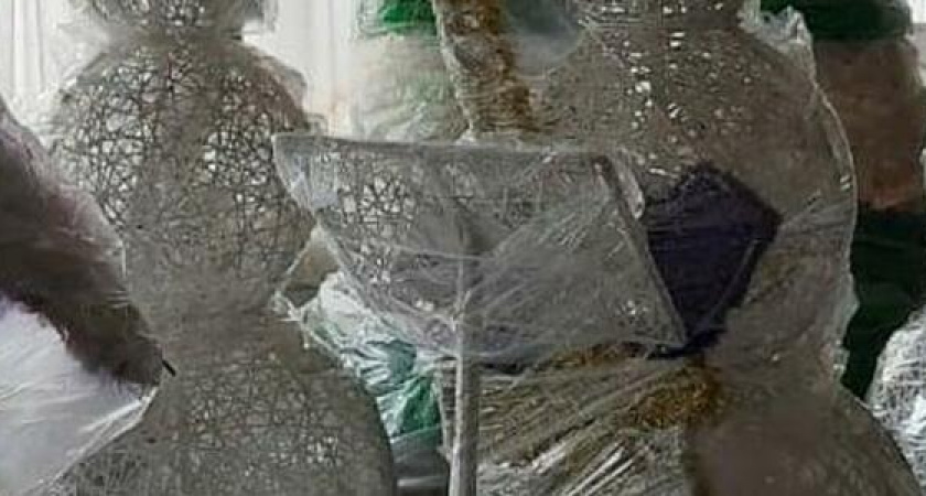 Снеговики уехали на склад: в Новороссийске начали демонтировать новогодние украшения