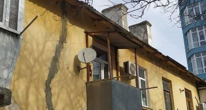 «Наш дом скоро рухнет!»: жители Новороссийска пожаловались на разрушающиеся стены и фундамент дома