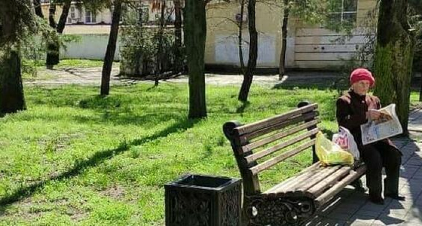 Старые лавочки и урны с центральных улиц Новороссийска переедут во дворы