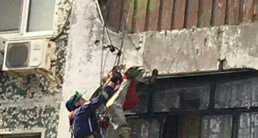 В Новороссийске мужчина выпал с балкона пятого этажа и повис на бельевых веревках