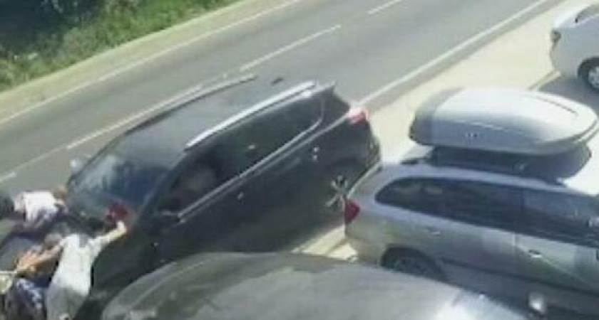 Под Анапой иномарка вылетела на тротуар и снесла шестерых пешеходов (видео момента аварии)