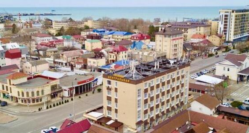 Патриотизм или хулиганство? Житель Анапы сорвал флаги западных стран со здания языковой школы