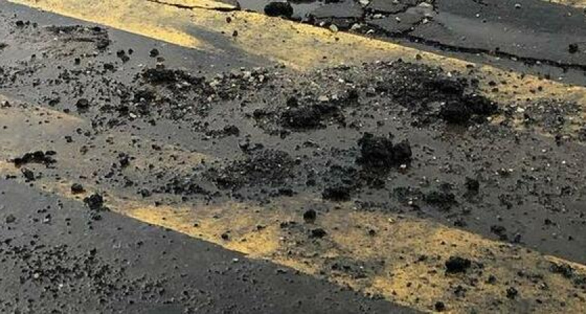 На проспекте Ленина в Новороссийске ливень вырвал куски нового асфальта на "зебре"