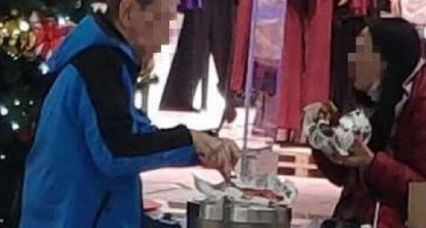 «Интеллигенция уже не та?» В торговом центре Новороссийска заметили мужчину, который ел ножом и вилкой на мусорном баке