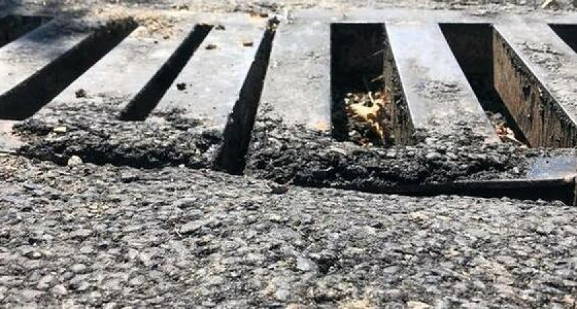 Прощай, резина! В Новороссийска после ремонта дороги из земли остались торчать 10-сантиметровые штыри