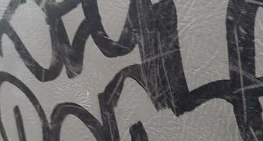 «Спасибо, пассажиры!»: в Новороссийске вандалы изрезали и изрисовали сидения в общественном транспорте