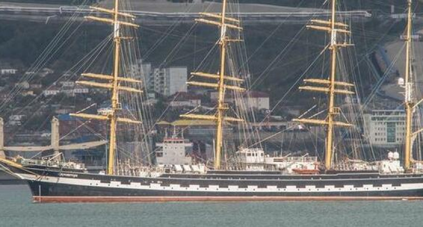 В порт Новороссийска зашел легендарный парусник "Крузенштерн". Подборка фото и видео из соцсетей