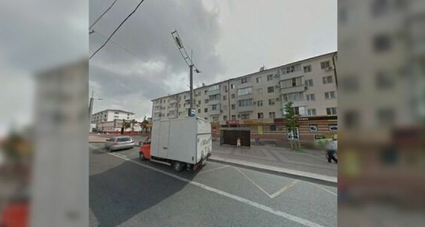 В Новороссийске во дворе многоэтажки неизвестный исцарапал гвоздем припаркованный автомобиль