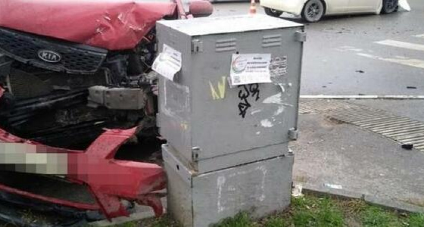 В Новороссийске лихач пытался проскочить на красный и врезался в иномарку